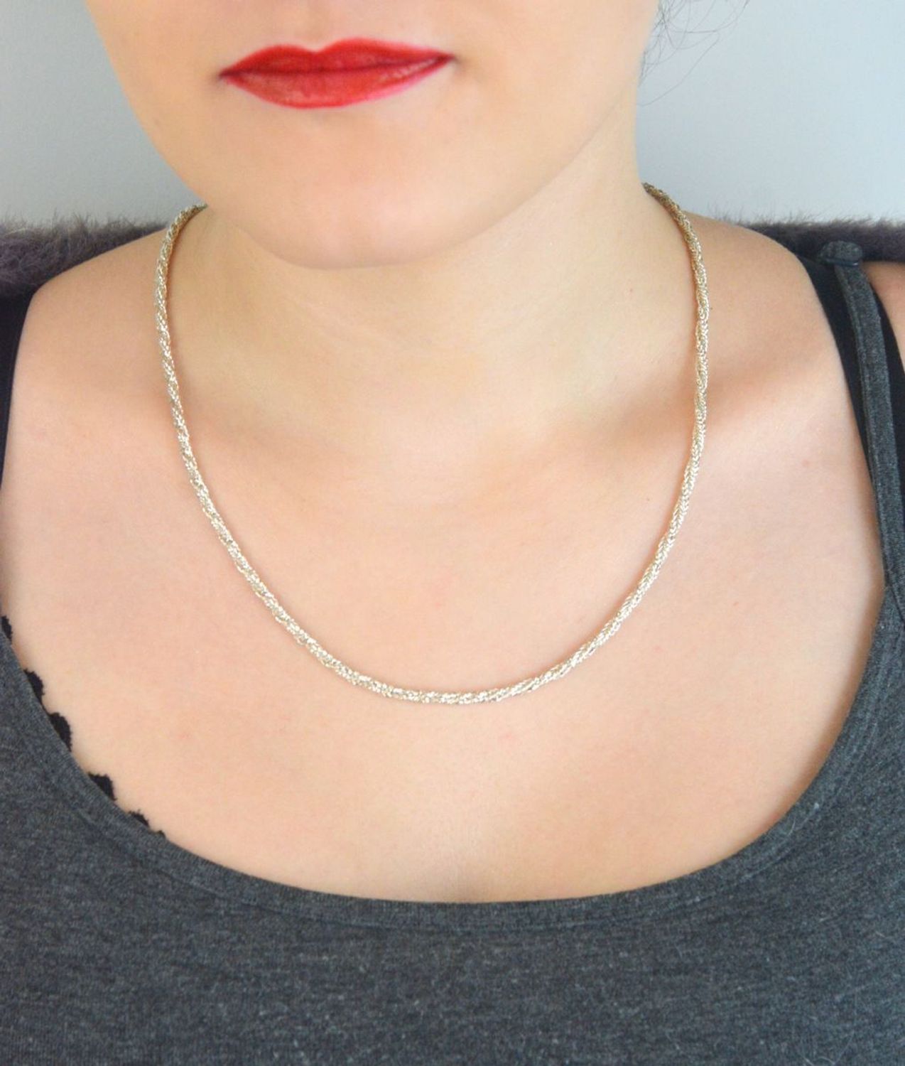 Elegancki łańcuszek damski ze srebra 925 o ozdobnym skręconym splocie, długość 58 cm, waga 16,92 g, zapięcie na karabińczyk. Stylowy i ponadczasowy dodatek.1.jpg