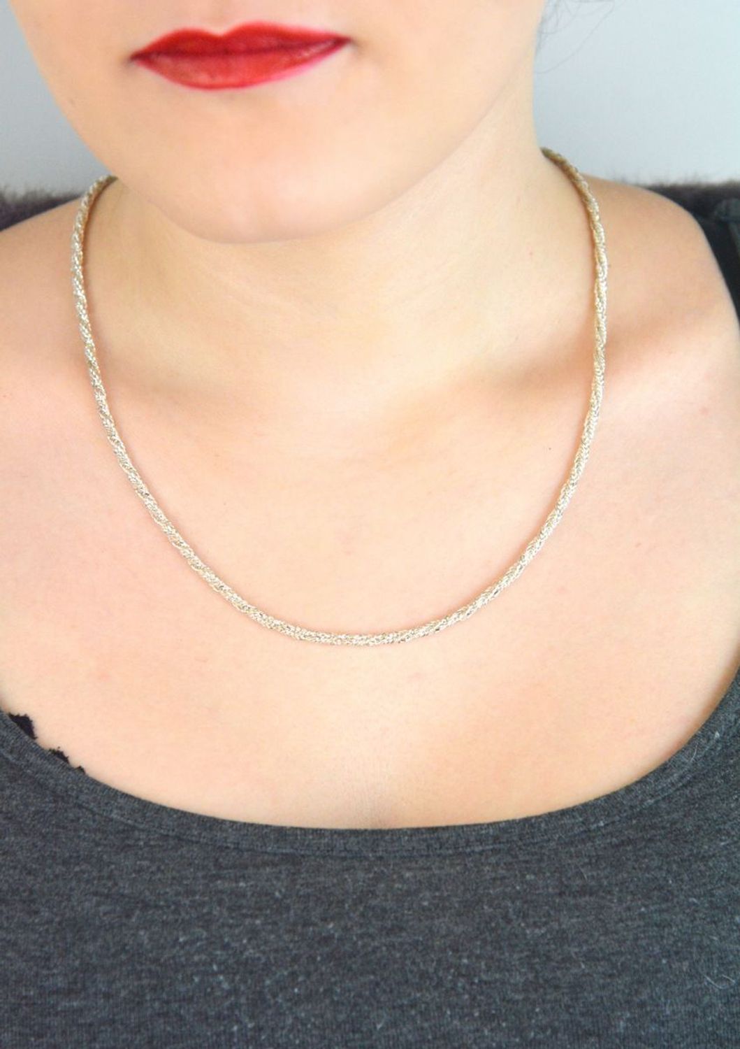 Elegancki łańcuszek damski ze srebra 925 o ozdobnym skręconym splocie, długość 58 cm, waga 16,92 g, zapięcie na karabińczyk. Stylowy i ponadczasowy dodatek.1.jpg