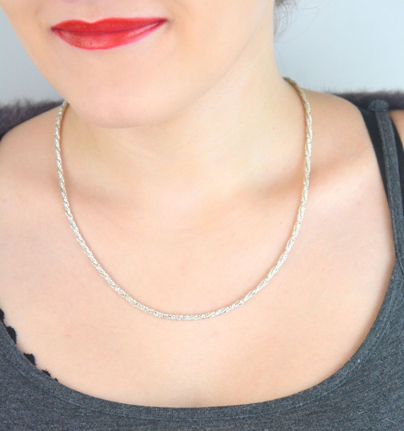 Elegancki łańcuszek damski ze srebra 925 o ozdobnym skręconym splocie, długość 58 cm, waga 16,92 g, zapięcie na karabińczyk. Stylowy i ponadczasowy dodatek.1.jpg