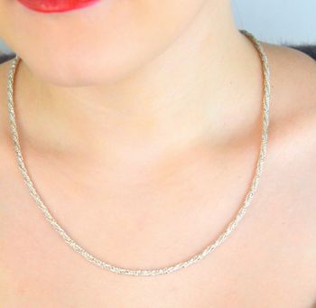 Elegancki łańcuszek damski ze srebra 925 o ozdobnym skręconym splocie, długość 58 cm, waga 16,92 g, zapięcie na karabińczyk. Stylowy i ponadczasowy dodatek (1).JPG