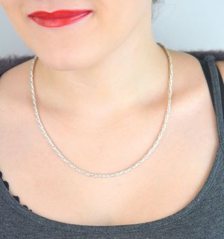 Elegancki łańcuszek damski ze srebra 925 o ozdobnym skręconym splocie, długość 58 cm, waga 16,92 g, zapięcie na karabińczyk. Stylowy i ponadczasowy dodatek (4).JPG