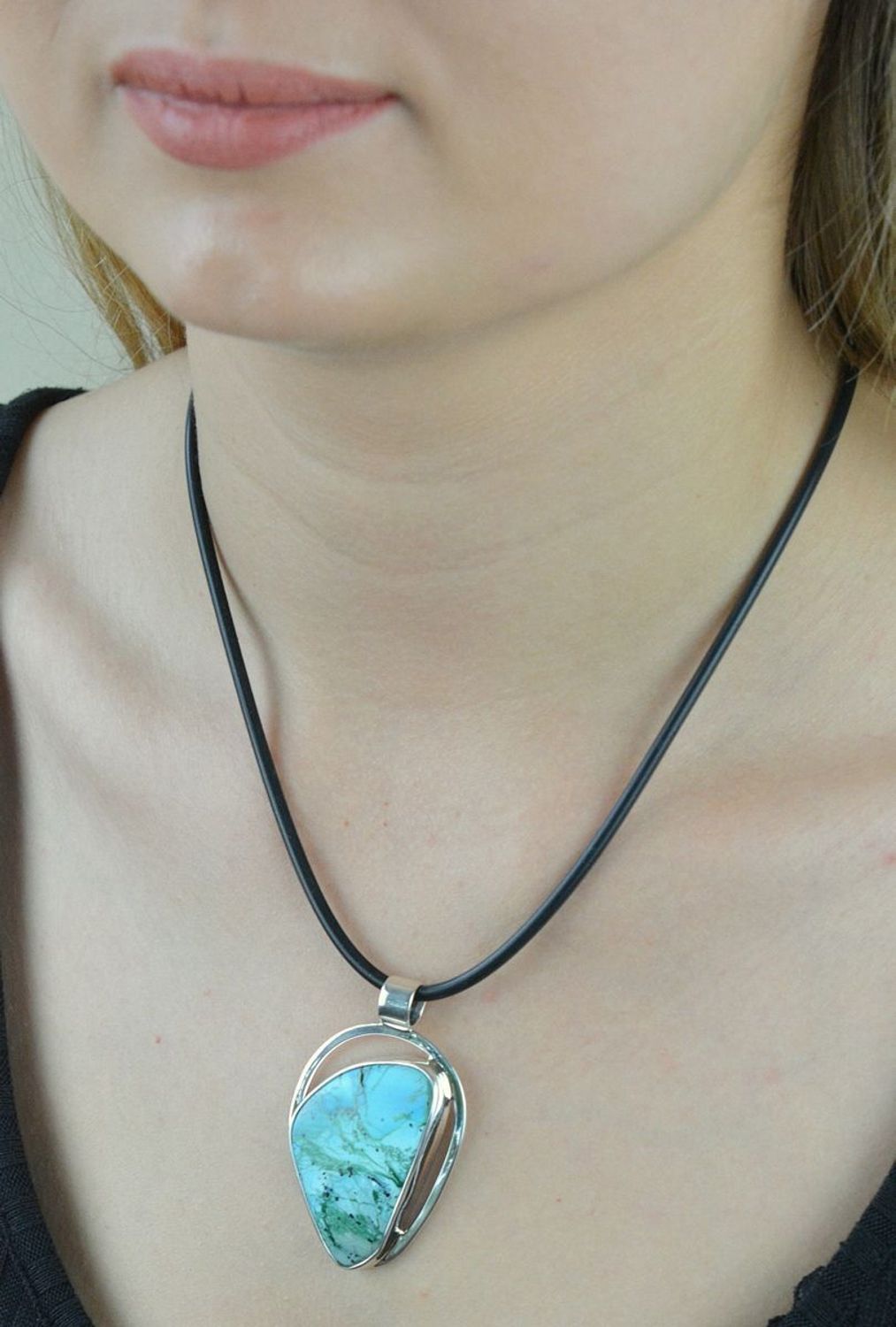 Łańcuszek kauczukowy gładki czarny 4mm Ł 125. Naszyjnik kauczukowy. Naszyjnik czarny choker. Naszyjnik czarny kauczukowy. Naszyjnik damski, męski. Naszyjnik idealny jako ozdoba na lato. Naszyjnik kauczukowy.jpg