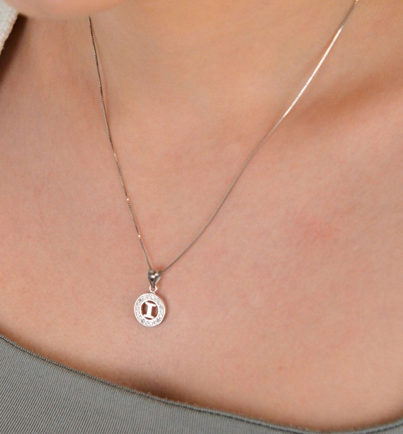 Zawieszka srebrna okrągła z Literka I ozdobiona dookoła cyrkoniami próba 925, DIA-LAN-8754-I-925 1.jpg