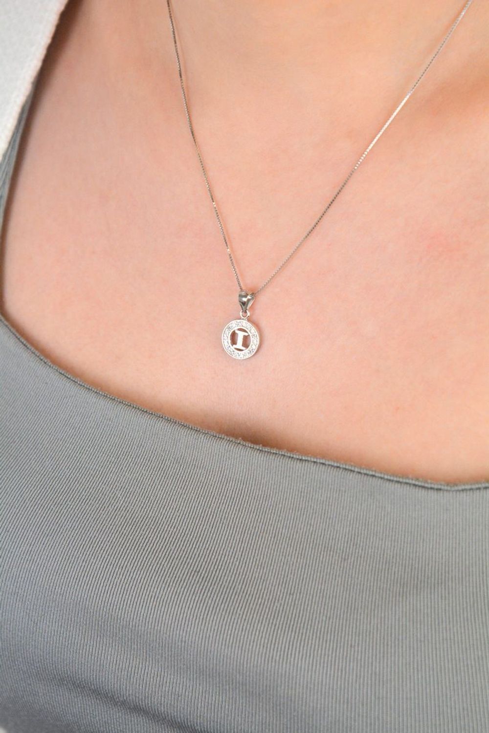 Zawieszka srebrna okrągła z Literka I ozdobiona dookoła cyrkoniami próba 925, DIA-LAN-8754-I-925 1.jpg