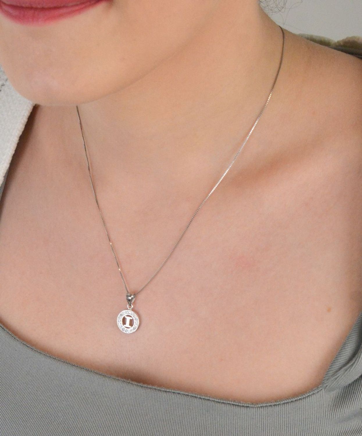 Zawieszka srebrna okrągła z Literka I ozdobiona dookoła cyrkoniami próba 925, DIA-LAN-8754-I-925 1.jpg