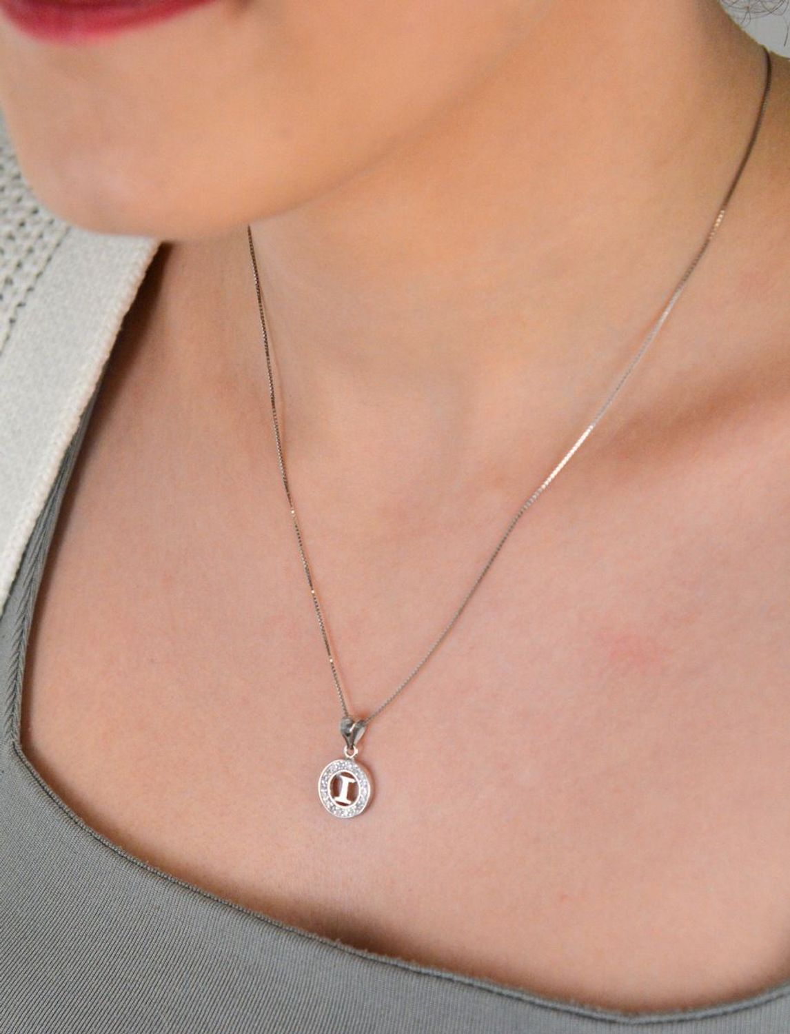 Zawieszka srebrna okrągła z Literka I ozdobiona dookoła cyrkoniami próba 925, DIA-LAN-8754-I-925 1.jpg