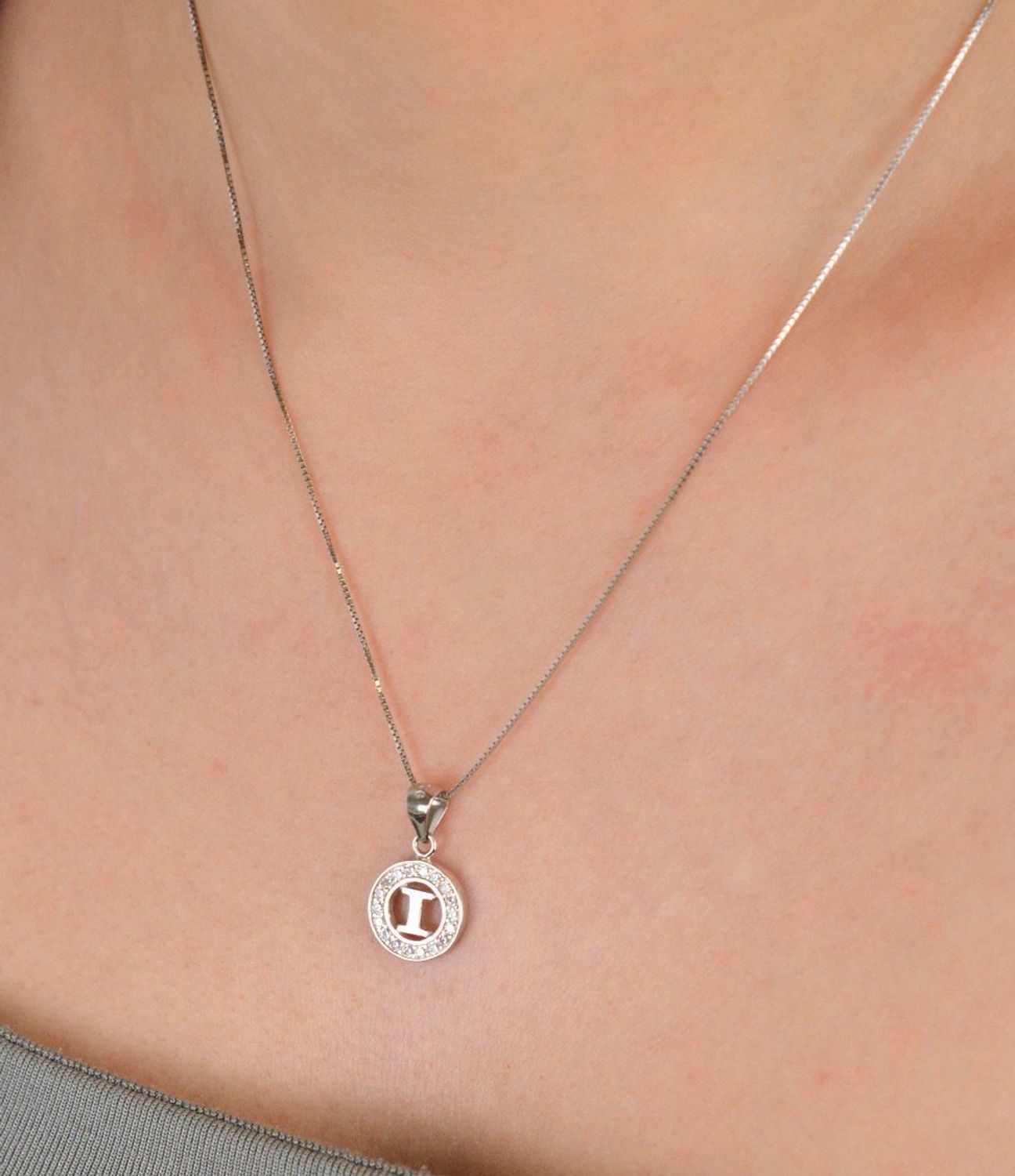 Zawieszka srebrna okrągła z Literka I ozdobiona dookoła cyrkoniami próba 925, DIA-LAN-8754-I-925 1.jpg