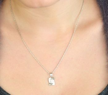 Srebrny medalik Matka Boska z Dzieciątkiem próby 925. Symbol miłości i wiary. Lekki, trwały, idealny na prezent religijny i codzienne noszenie (2).JPG