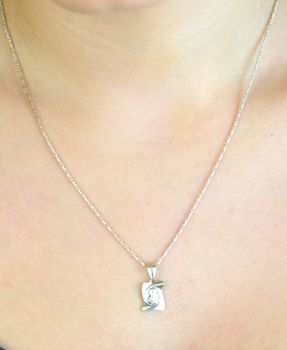 Srebrny medalik Matka Boska z Dzieciątkiem próby 925. Symbol miłości i wiary. Lekki, trwały, idealny na prezent religijny i codzienne noszenie (3).JPG