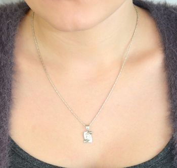 Srebrny medalik Matka Boska z Dzieciątkiem próby 925. Symbol miłości i wiary. Lekki, trwały, idealny na prezent religijny i codzienne noszenie (4).JPG