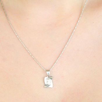 Srebrny medalik Matka Boska z Dzieciątkiem próby 925. Symbol miłości i wiary. Lekki, trwały, idealny na prezent religijny i codzienne noszenie (5).JPG