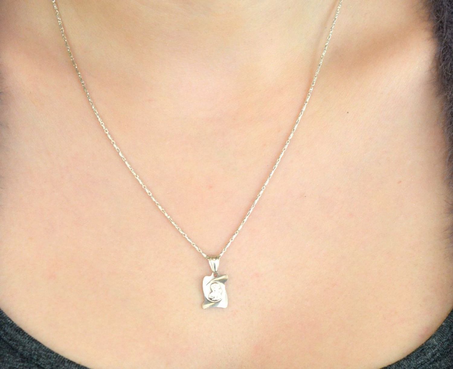 Srebrny medalik Matka Boska z Dzieciątkiem 925 DIA-MEDALIK2-925 – symbol miłości i wiary Ag.jpg