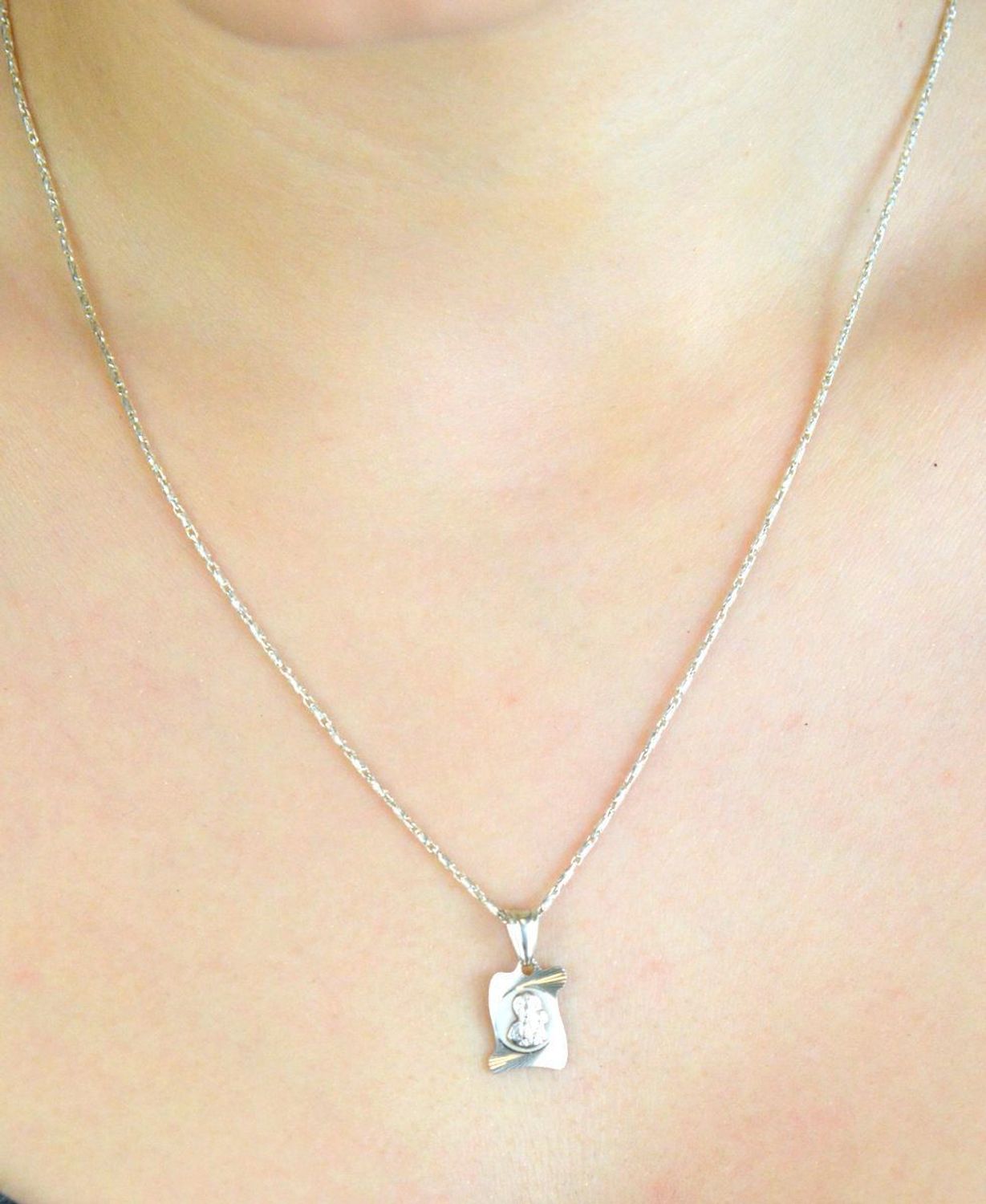 Srebrny medalik Matka Boska z Dzieciątkiem 925 DIA-MEDALIK2-925 – symbol miłości i wiary Ag.jpg