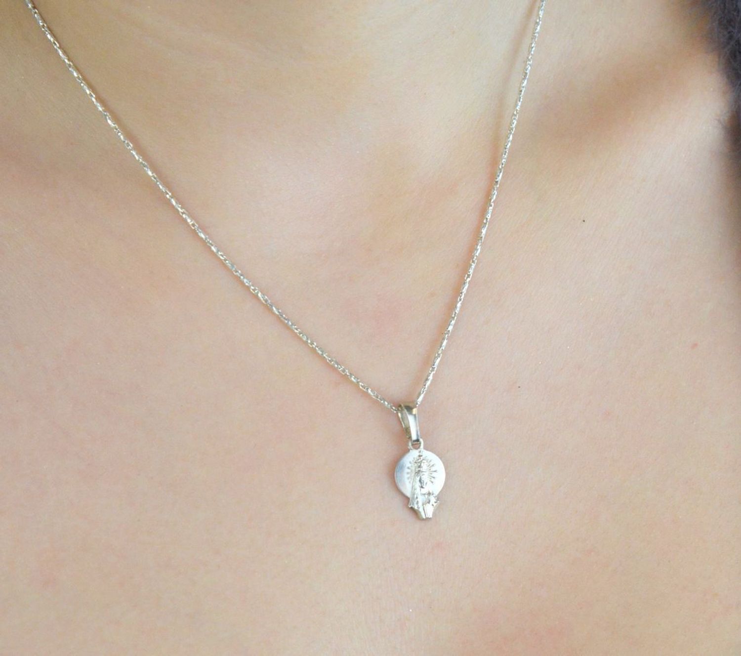 Srebrny medalik Matka Boska próby 925 DIA-MEDALIK3-925 – symbol wiary i elegancji.jpg