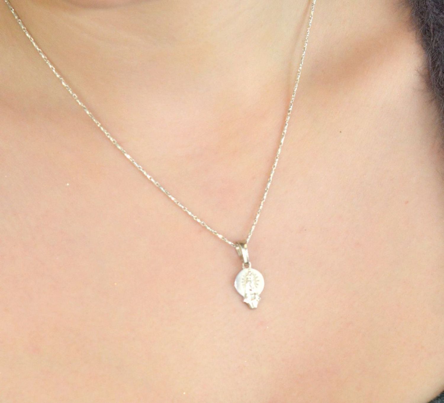 Srebrny medalik Matka Boska próby 925 DIA-MEDALIK3-925 – symbol wiary i elegancji.jpg