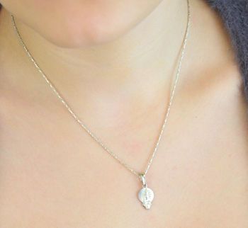 Piękny srebrny medalik Matka Boska próby 925. Symbol wiary i ochrony. Lekki, trwały, idealny na prezent religijny i codzienne noszenie (1).JPG