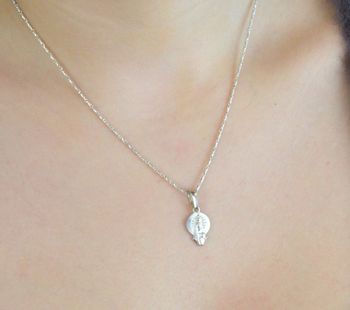 Piękny srebrny medalik Matka Boska próby 925. Symbol wiary i ochrony. Lekki, trwały, idealny na prezent religijny i codzienne noszenie (2).JPG