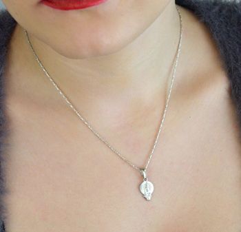 Piękny srebrny medalik Matka Boska próby 925. Symbol wiary i ochrony. Lekki, trwały, idealny na prezent religijny i codzienne noszenie (3).JPG