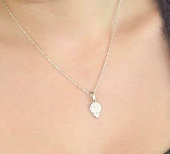 Piękny srebrny medalik Matka Boska próby 925. Symbol wiary i ochrony. Lekki, trwały, idealny na prezent religijny i codzienne noszenie (4).JPG