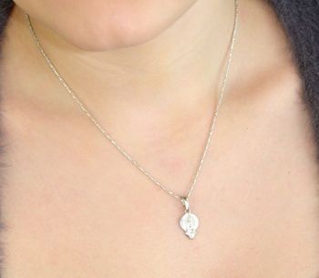 Piękny srebrny medalik Matka Boska próby 925. Symbol wiary i ochrony. Lekki, trwały, idealny na prezent religijny i codzienne noszenie (6).JPG