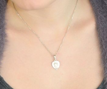 Medalik srebrny Ag 925 w kształcie serca z wizerunkiem Matki Boskiej z Dzieciątkiem. Wymiary 2,3 x 1,3 cm, waga 1,60 g. Idealny do naszyjników i jako symbol ochrony (1).JPG