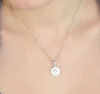 Medalik srebrny Ag 925 w kształcie serca z wizerunkiem Matki Boskiej z Dzieciątkiem. Wymiary 2,3 x 1,3 cm, waga 1,60 g. Idealny do naszyjników i jako symbol ochrony (3).JPG