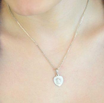 Medalik srebrny Ag 925 w kształcie serca z wizerunkiem Matki Boskiej z Dzieciątkiem. Wymiary 2,3 x 1,3 cm, waga 1,60 g. Idealny do naszyjników i jako symbol ochrony (4).JPG