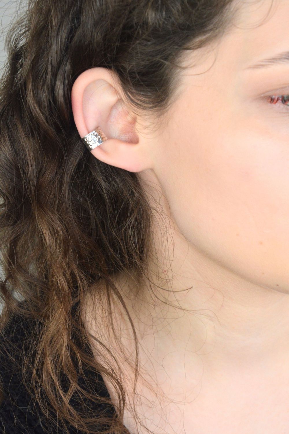 Elegancka nausznica damska srebrna DIA-NAUSZNICA-925 z delikatnym wzorem. Lekka, szerokość 8 mm, idealna na codzienne i wieczorowe stylizacje, doskonała na prezent.1.jpg