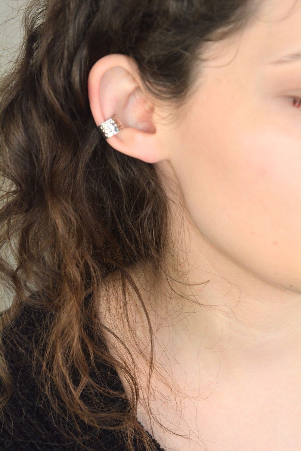 Elegancka nausznica damska srebrna DIA-NAUSZNICA-925 z delikatnym wzorem. Lekka, szerokość 8 mm, idealna na codzienne i wieczorowe stylizacje, doskonała na prezent.1.jpg