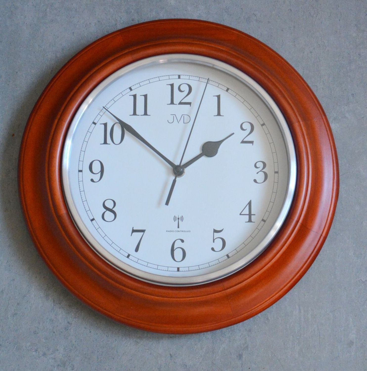 Zegar sterowany radiowo drewniany JVD NR27043.23 Radio Controlled.jpg
