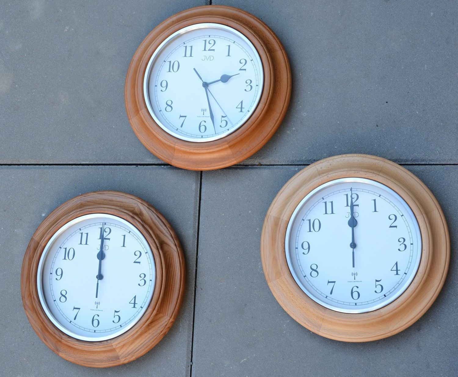 Zegar sterowany radiowo drewniany JVD NR27043.41 Radio Controlled zegar sterowany falami radiowymi idealny prezent do biura.JPG