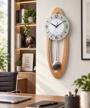 Elegancki zegar ścienny JVD NS18053.1 z wahadłem, drewnianymi elementami i płynącym sekundnikiem SWEEP. Brązowy model o wysokości 60 cm do salonu i biura. 2.jpg