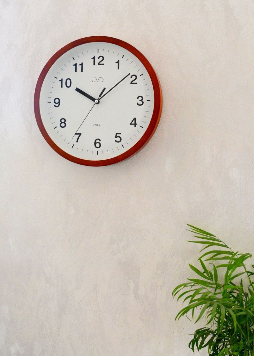 Zegar ścienny drewniany JVD NS19019.41.  Zegar ścienny drewniany JVD NS19019.41 wyposażony jest w kwarcowy mechanizm, zasilany za pomocą baterii. Posiada bardzo wysoką dokładność mierzenia czasu +- 10 sekund w przeciągu 30 dni..jpg