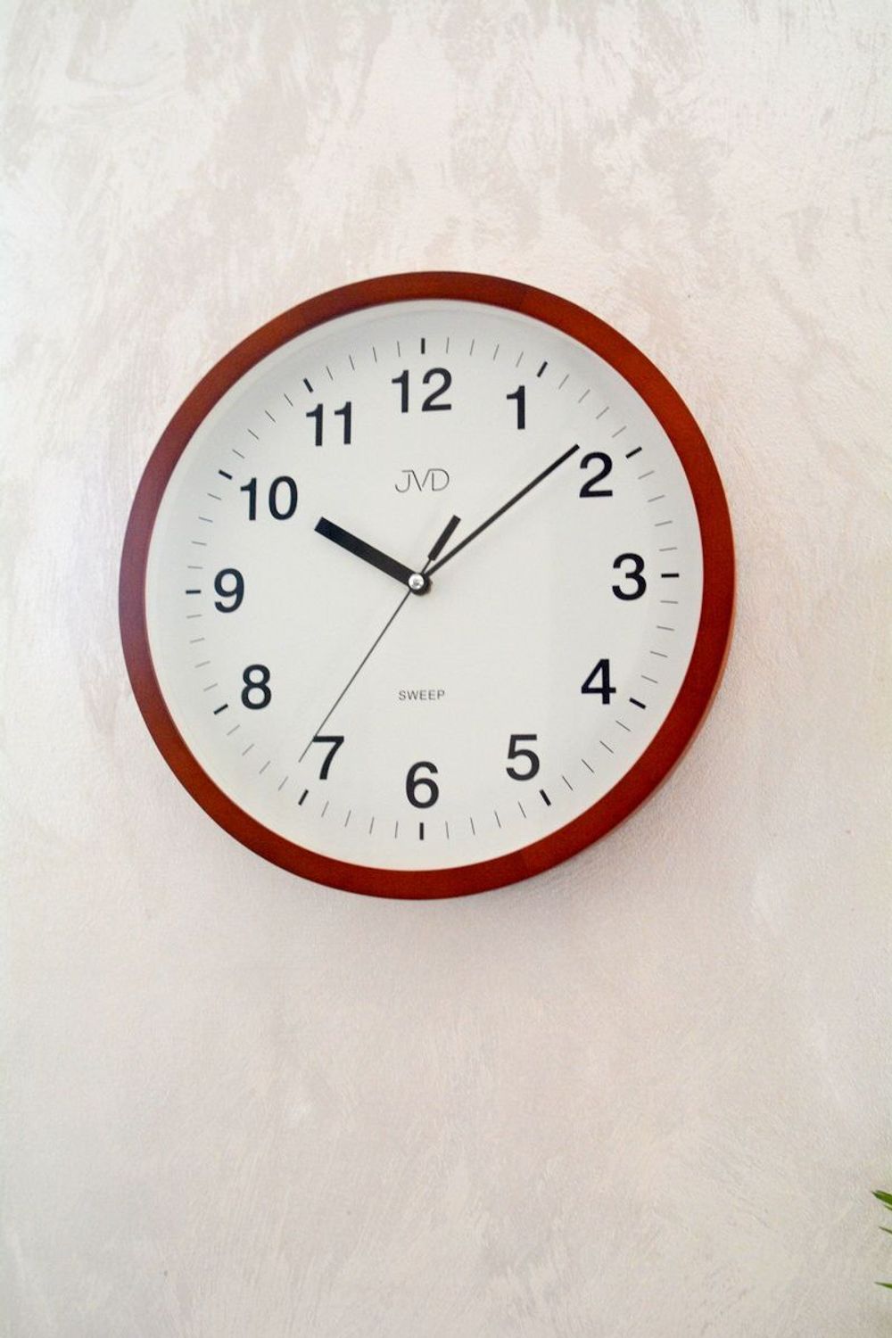 Zegar ścienny drewniany JVD NS19019.41.  Zegar ścienny drewniany JVD NS19019.41 wyposażony jest w kwarcowy mechanizm, zasilany za pomocą baterii. Posiada bardzo wysoką dokładność mierzenia czasu +- 10 sekund w przeciągu 30 dni..jpg