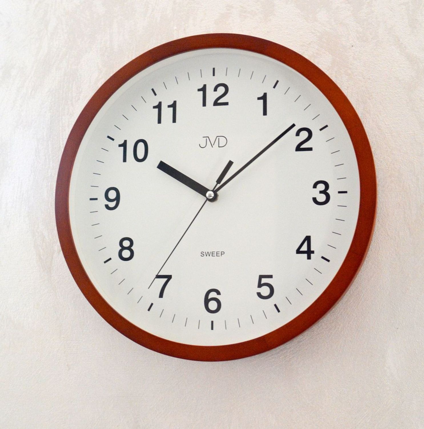 Zegar ścienny drewniany JVD NS19019.41.  Zegar ścienny drewniany JVD NS19019.41 wyposażony jest w kwarcowy mechanizm, zasilany za pomocą baterii. Posiada bardzo wysoką dokładność mierzenia czasu +- 10 sekund w przeciągu 30 dni..jpg