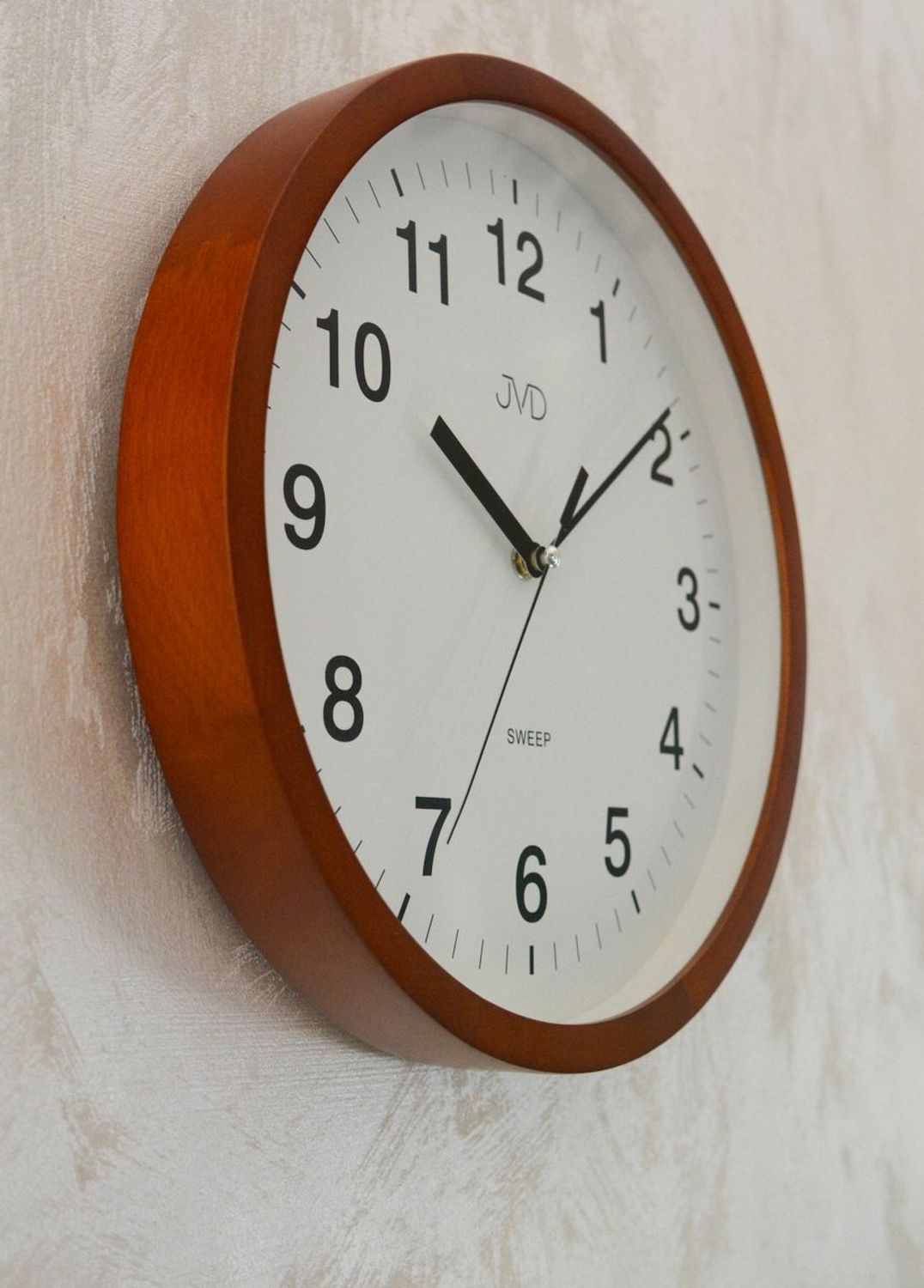 Zegar ścienny drewniany JVD NS19019.41.  Zegar ścienny drewniany JVD NS19019.41 wyposażony jest w kwarcowy mechanizm, zasilany za pomocą baterii. Posiada bardzo wysoką dokładność mierzenia czasu +- 10 sekund w przeciągu 30 dni..jpg