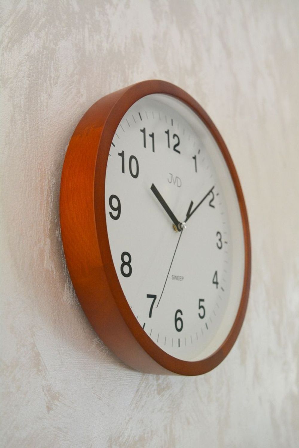 Zegar ścienny drewniany JVD NS19019.41.  Zegar ścienny drewniany JVD NS19019.41 wyposażony jest w kwarcowy mechanizm, zasilany za pomocą baterii. Posiada bardzo wysoką dokładność mierzenia czasu +- 10 sekund w przeciągu 30 dni..jpg