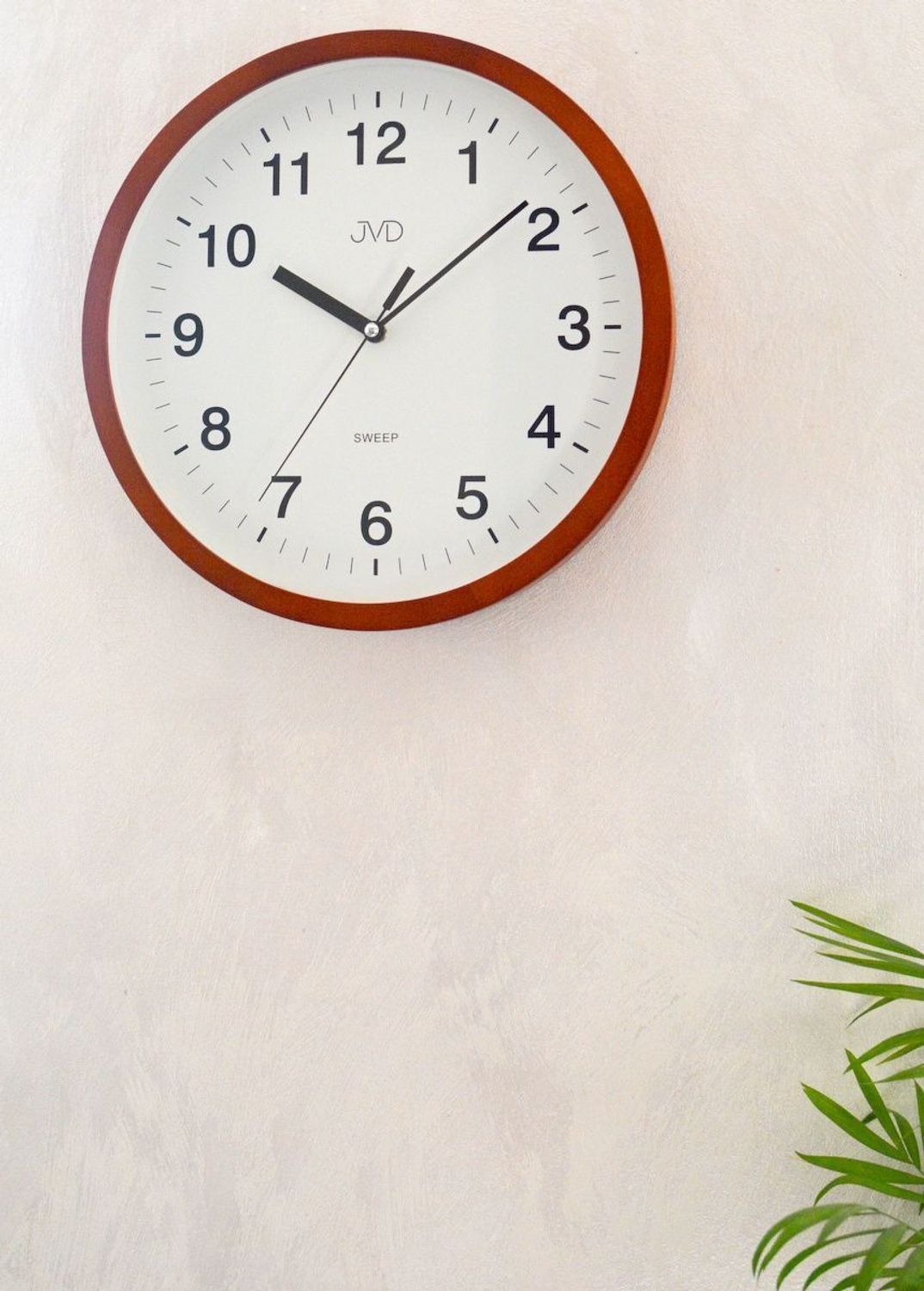 Zegar ścienny drewniany JVD NS19019.41.  Zegar ścienny drewniany JVD NS19019.41 wyposażony jest w kwarcowy mechanizm, zasilany za pomocą baterii. Posiada bardzo wysoką dokładność mierzenia czasu +- 10 sekund w przeciągu 30 dni..jpg
