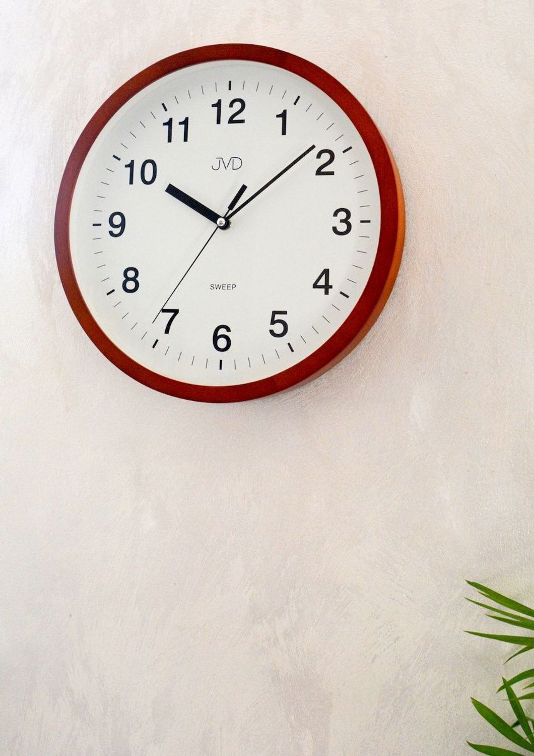 Zegar ścienny drewniany JVD NS19019.41.  Zegar ścienny drewniany JVD NS19019.41 wyposażony jest w kwarcowy mechanizm, zasilany za pomocą baterii. Posiada bardzo wysoką dokładność mierzenia czasu +- 10 sekund w przeciągu 30 dni..jpg