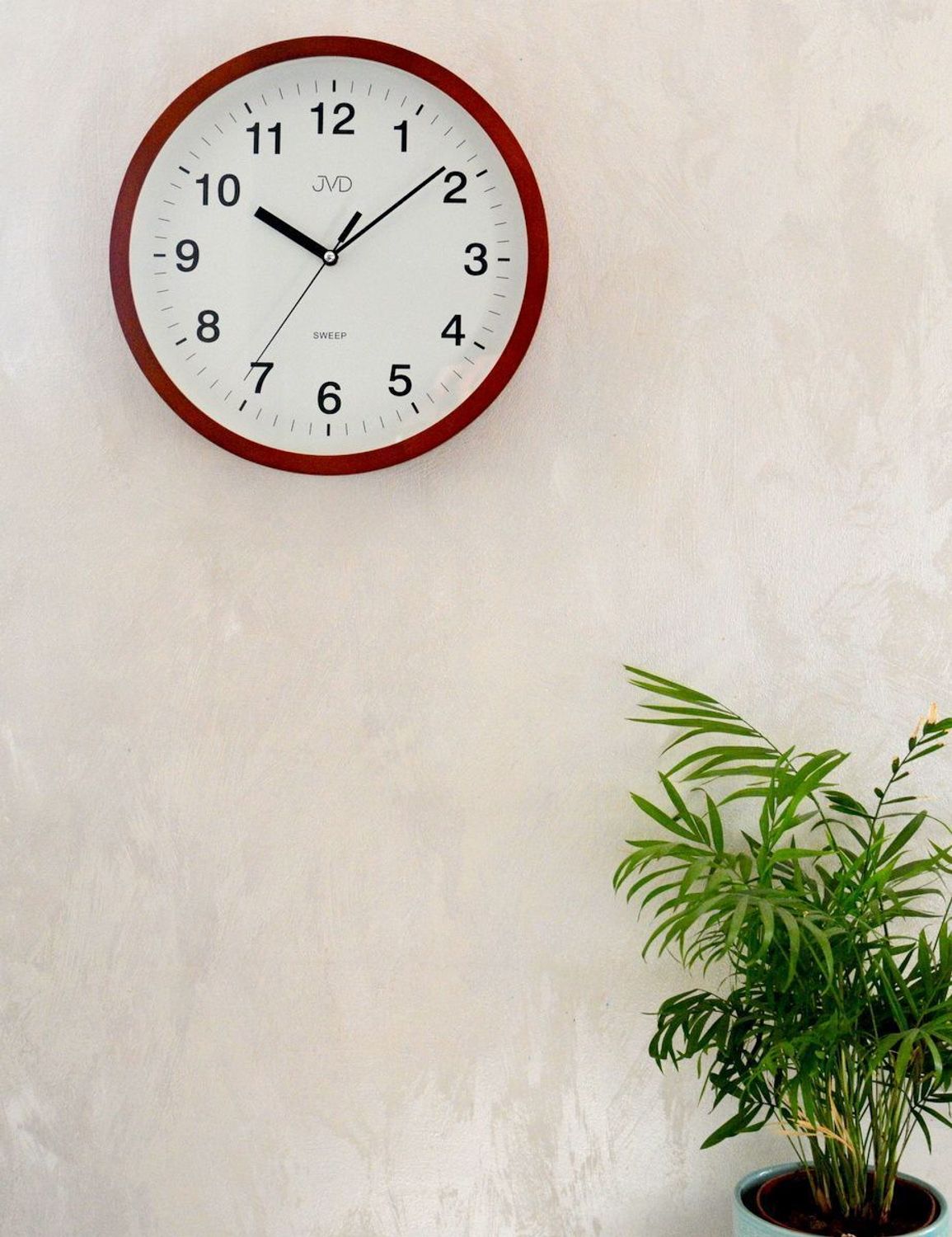 Zegar ścienny drewniany JVD NS19019.41.  Zegar ścienny drewniany JVD NS19019.41 wyposażony jest w kwarcowy mechanizm, zasilany za pomocą baterii. Posiada bardzo wysoką dokładność mierzenia czasu +- 10 sekund w przeciągu 30 dni..jpg