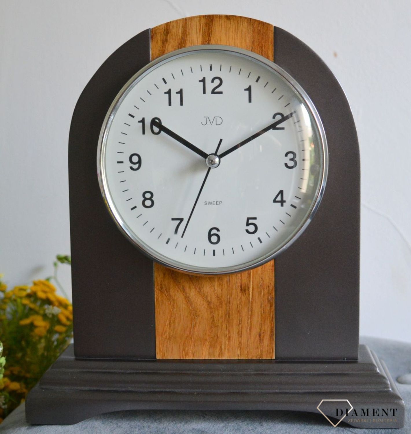 Zegar kominkowy drewniany JVD NS21020.2 to zegar kominkowy wykonany z drewna w kolorze antracytu i dębu. Piękny zegar do stylowego wnętrza. Zegar kominkowy z cichym mechanizmem (3).JPG