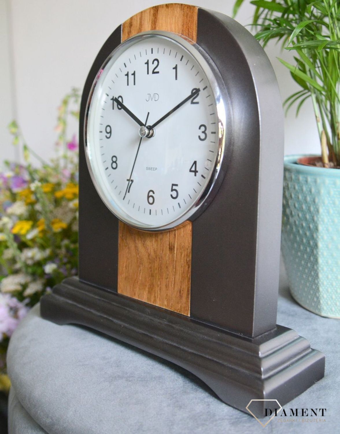 Zegar kominkowy drewniany JVD NS21020.2 to zegar kominkowy wykonany z drewna w kolorze antracytu i dębu. Piękny zegar do stylowego wnętrza. Zegar kominkowy z cichym mechanizmem (3).JPG