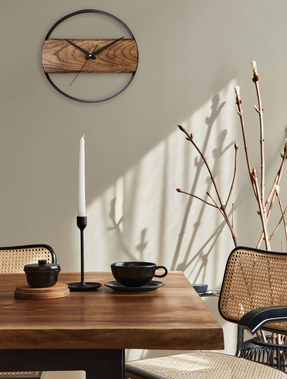 Zegar ścienny styl loftowy okrągły nowoczesny NS22007.78 35 cm. . Nowoczesny zegar z czarnego metalu i drewna. Zegar łączy w sobie prawdziwe, naturalne masywne drewno z dyskretnymi elementami metalu.jpg