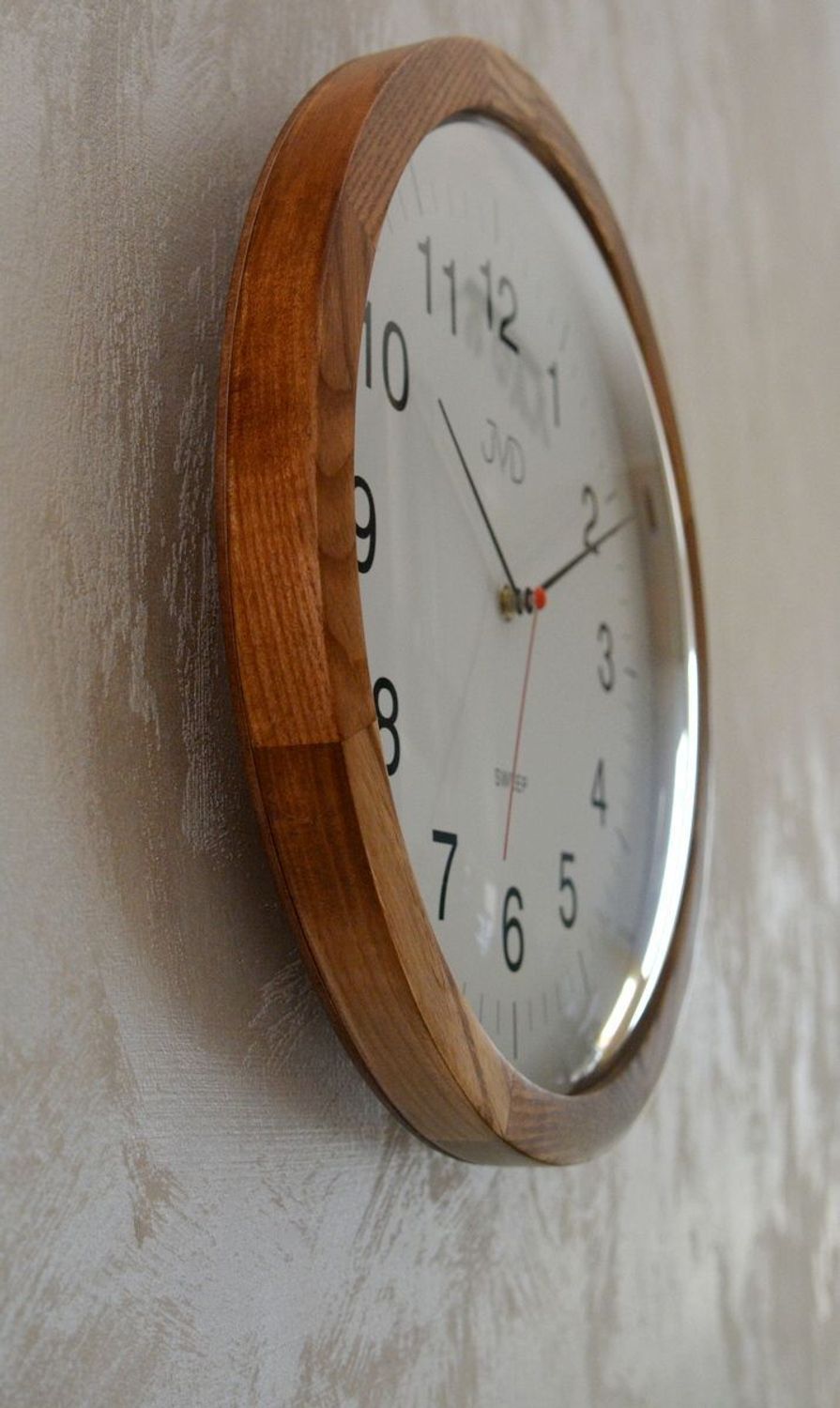 Zegar ścienny drewniany JVD NS22009.78 .  Nowoczesny zegar na ścianę NS22009.78 wyposażony jest w kwarcowy mechanizm, zasilany za pomocą baterii. Posiada bardzo wysoką dokładność mierzenia czasu +- 10 sekund w przeciągu 30 dni..jpg