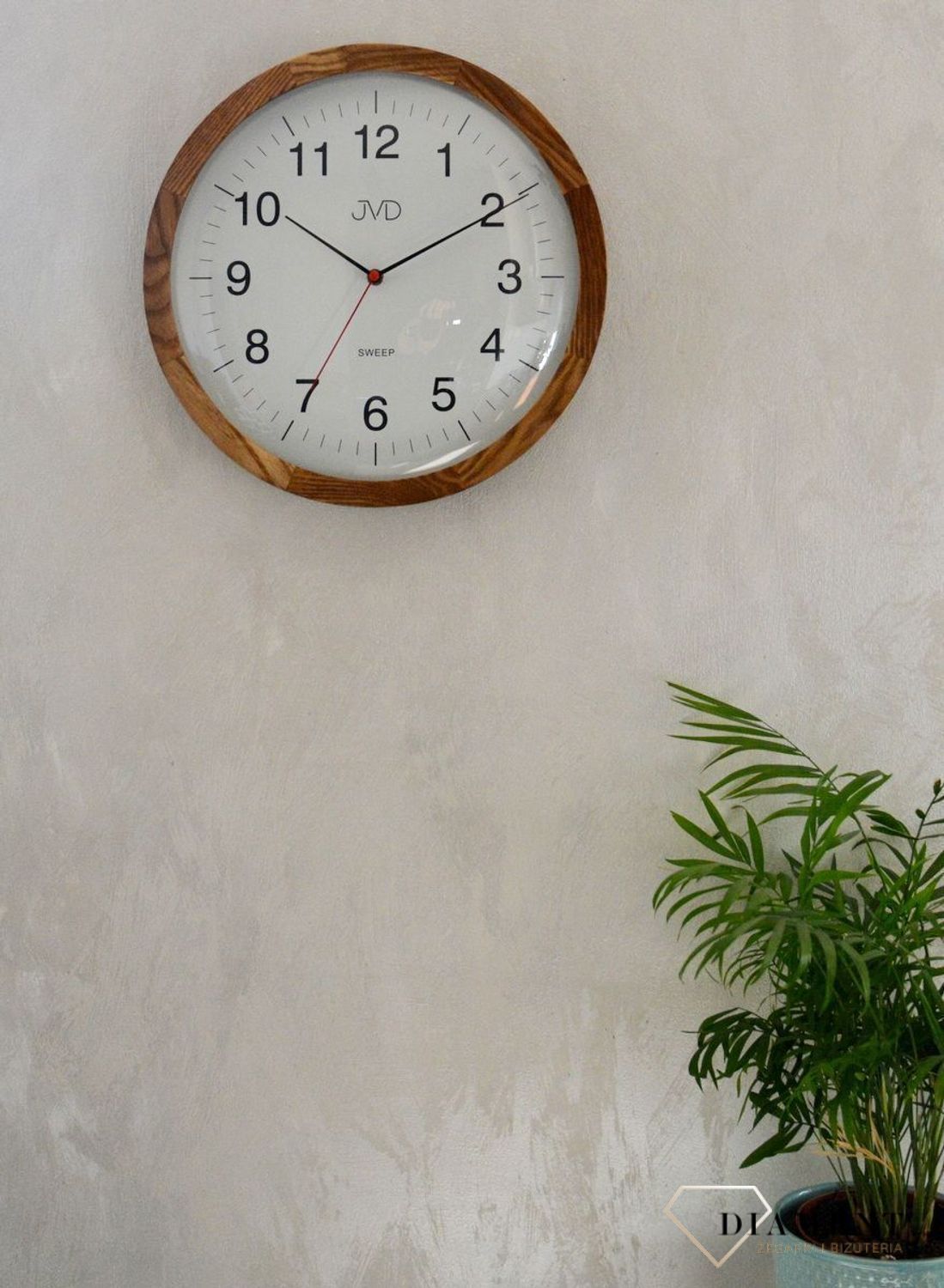 Zegar ścienny drewniany JVD NS22009.78 .  Nowoczesny zegar na ścianę NS22009.78 wyposażony jest w kwarcowy mechanizm, zasilany za pomocą baterii. Posiada bardzo wysoką dokładność mierzenia czasu +- 10 sekund w przeciągu 30 dni..jpg