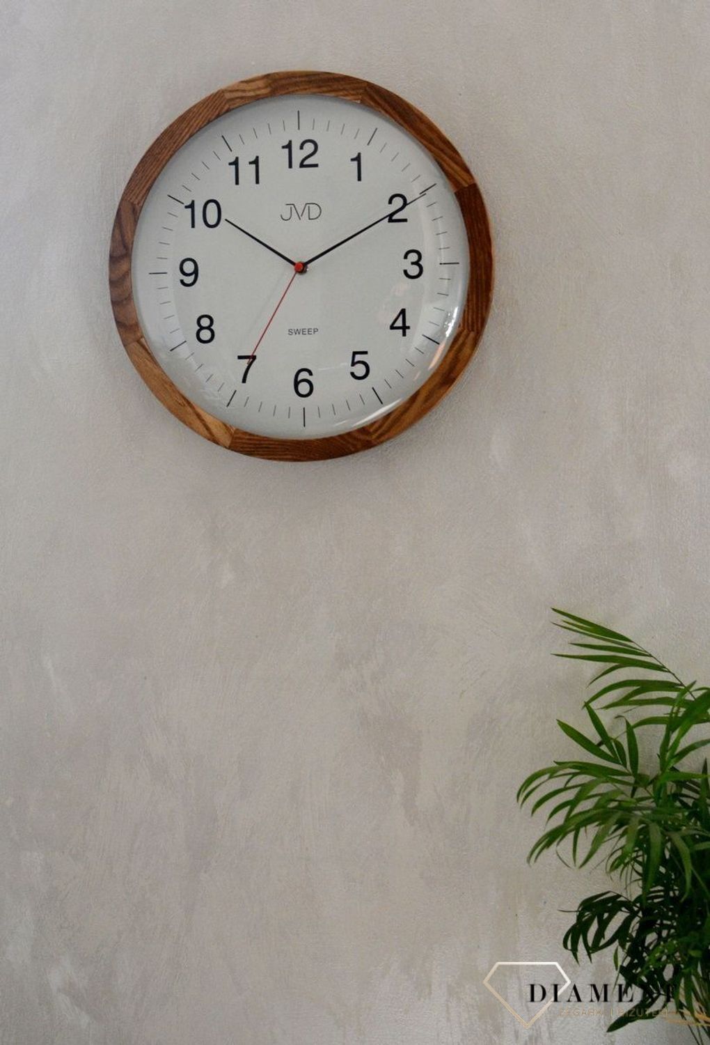 Zegar ścienny drewniany JVD NS22009.78 .  Nowoczesny zegar na ścianę NS22009.78 wyposażony jest w kwarcowy mechanizm, zasilany za pomocą baterii. Posiada bardzo wysoką dokładność mierzenia czasu +- 10 sekund w przeciągu 30 dni..jpg