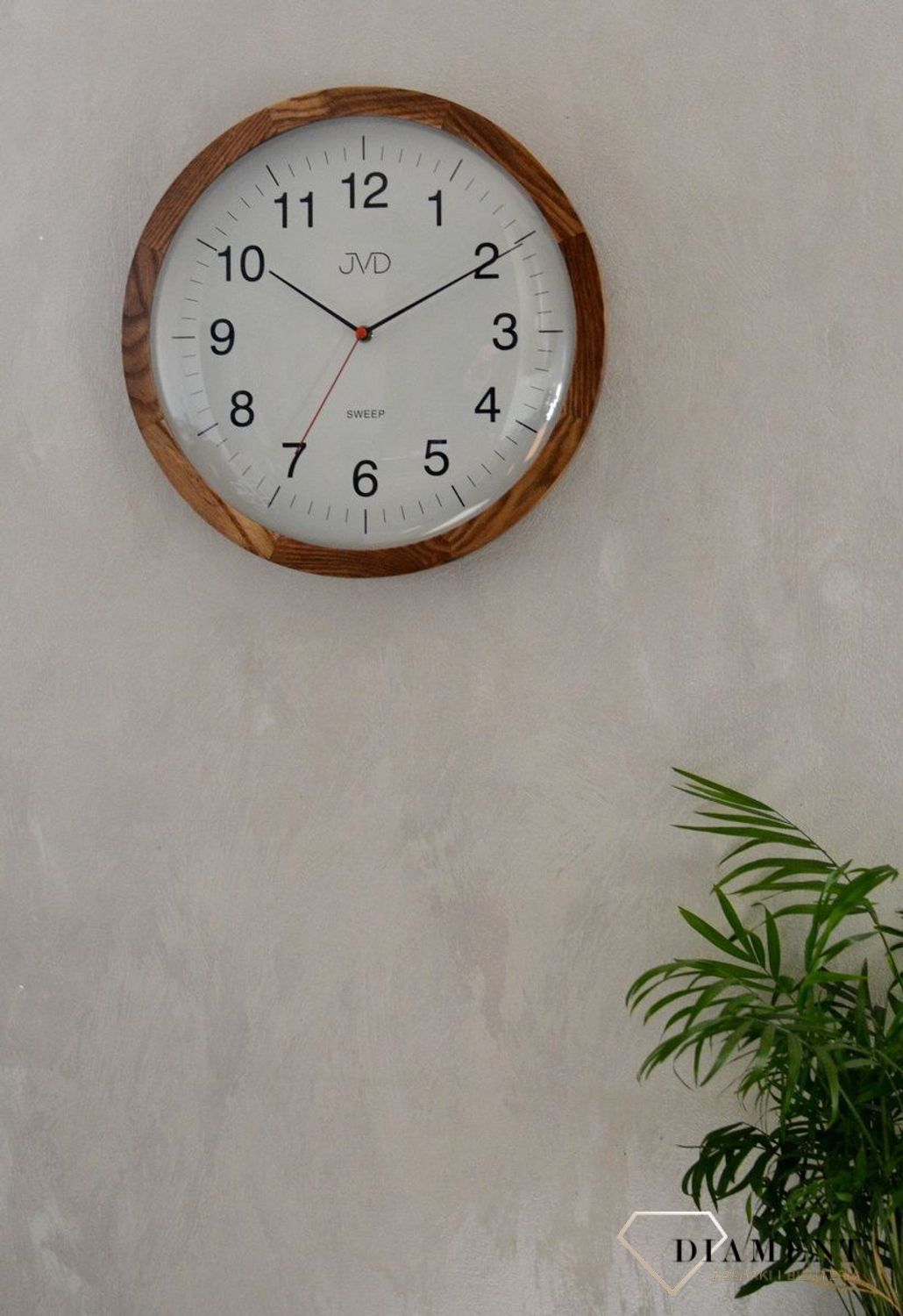 Zegar ścienny drewniany JVD NS22009.78 .  Nowoczesny zegar na ścianę NS22009.78 wyposażony jest w kwarcowy mechanizm, zasilany za pomocą baterii. Posiada bardzo wysoką dokładność mierzenia czasu +- 10 sekund w przeciągu 30 dni..jpg