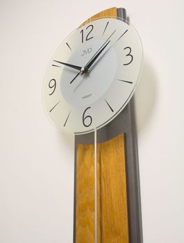 Elegancki zegar ścienny JVD NS22017.78 z drewna w kolorze brązowo-antracytowym. Cicha praca dzięki płynnemu sekundnikowi i dekoracyjne wahadło. Idealny do klasycznych i nowoczesnych wnętrz ( (5).JPG