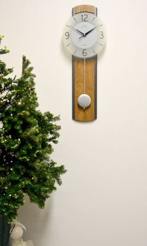 Elegancki zegar ścienny JVD NS22017.78 z drewna w kolorze brązowo-antracytowym. Cicha praca dzięki płynnemu sekundnikowi i dekoracyjne wahadło. Idealny do klasycznych i nowoczesnych wnętrz (1).JPG