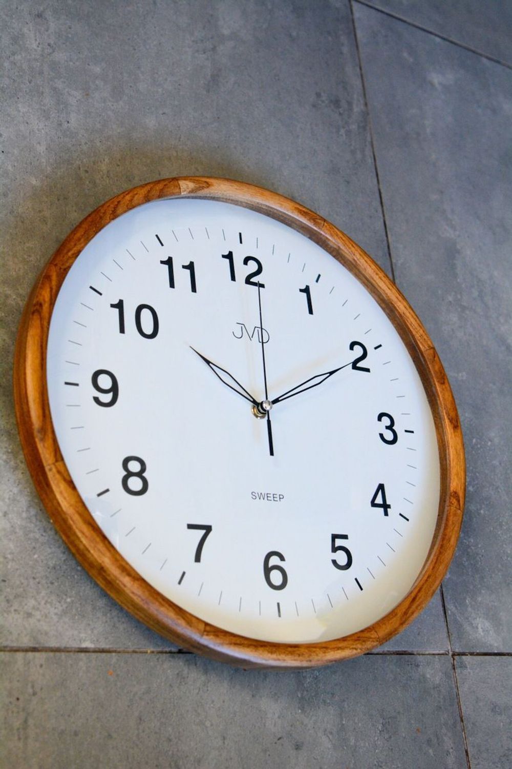 Zegar ścienny drewniany z cichym mechanizmem JVD NS24021.78. Czytelny zegar ścienny w okrągłej drewnianej obudowie dębowy.jpg